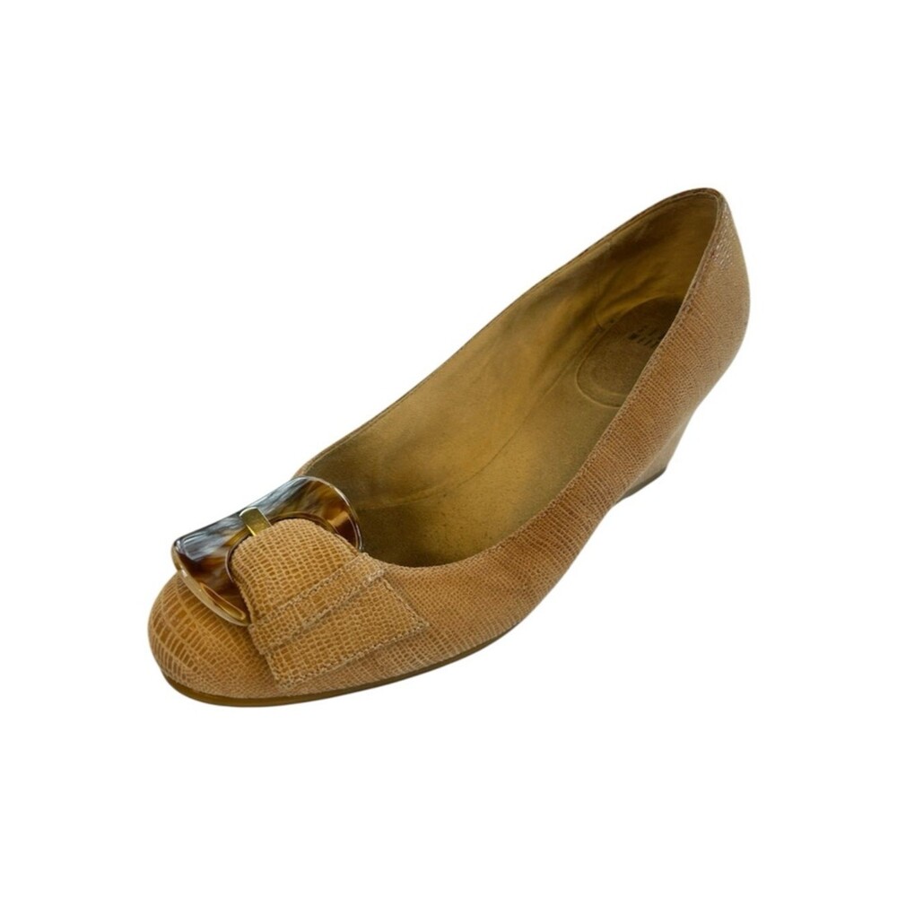 Stuart Weitzman Tan Lizard-Embossed Wedge Pumps with Tortoise Buckle 7.5 - Picture 1 of 8